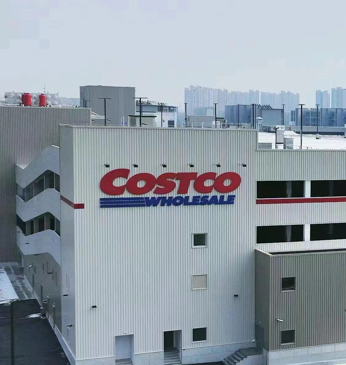 南京Costco开业首日人山人海：排队一个多小时才进场，爱马仕包秒光