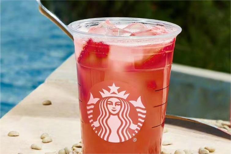 星巴克在内地上新生咖系列Pink Drink,网友对生咖评论不一,星巴克内地门店全面启用新冰饮用杯