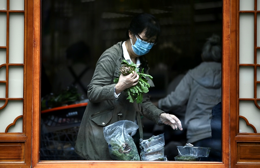 4月25日，北京市朝阳区小关街道，市民在生鲜超市选购蔬菜