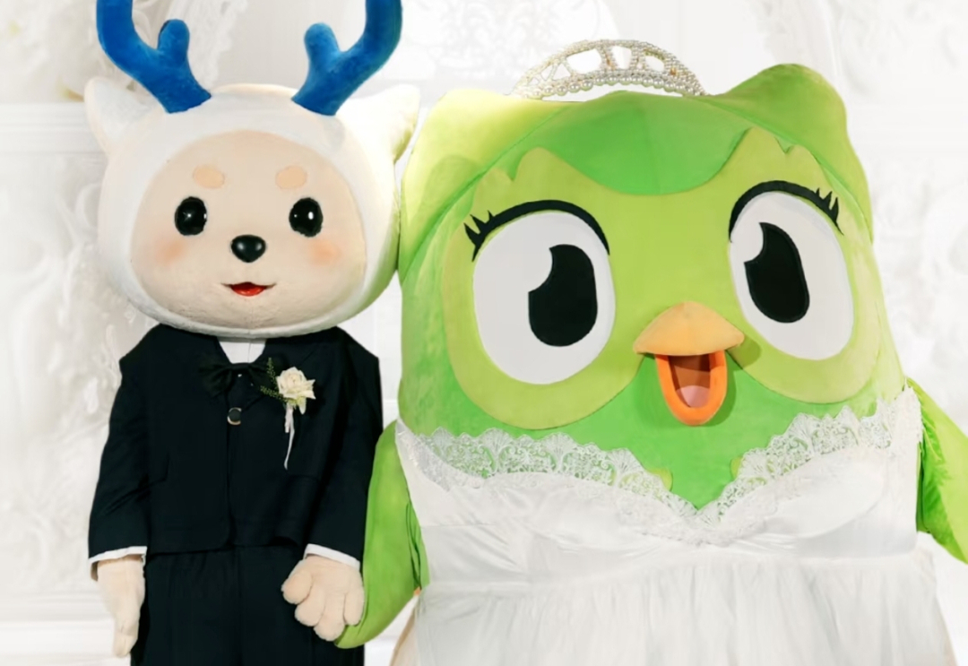 瑞幸×多邻国联名营销犯“重婚罪”?网友:这渣鸟已经八婚了!