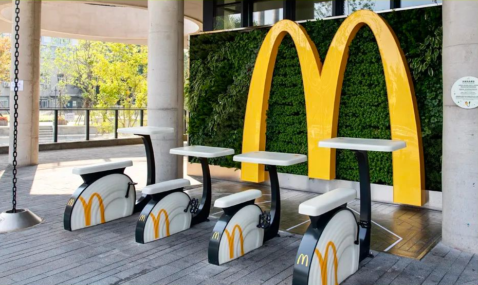 麦当劳“零碳餐厅”环保充电单车