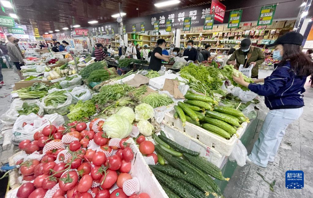 4月25日，顾客在北京市朝阳区一家菜市场选购蔬菜