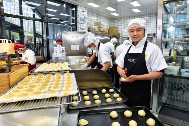 鲍师傅现制现售模式对元祖传统门店坪效冲击分析