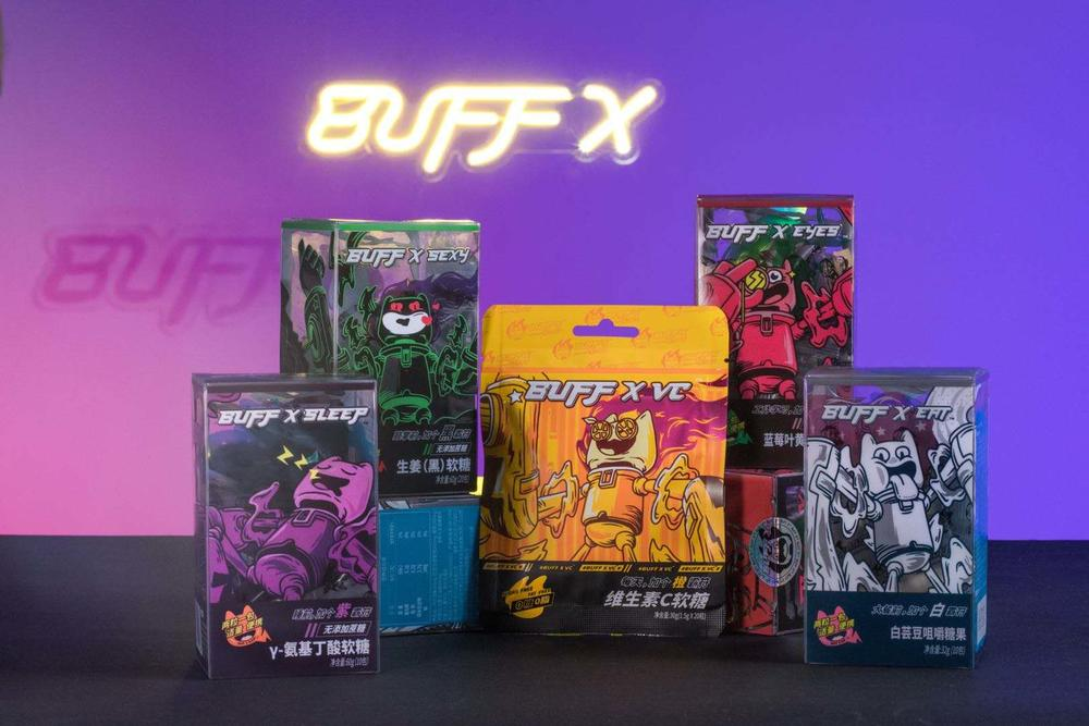 图片来源： Buffx   品牌：BUFF X   产品的设计是“赛博朋克”风，包装根据不同产品功能设计了对应场景的插画形象。这些形象犹如游戏里的NPC为电竞青年持续加