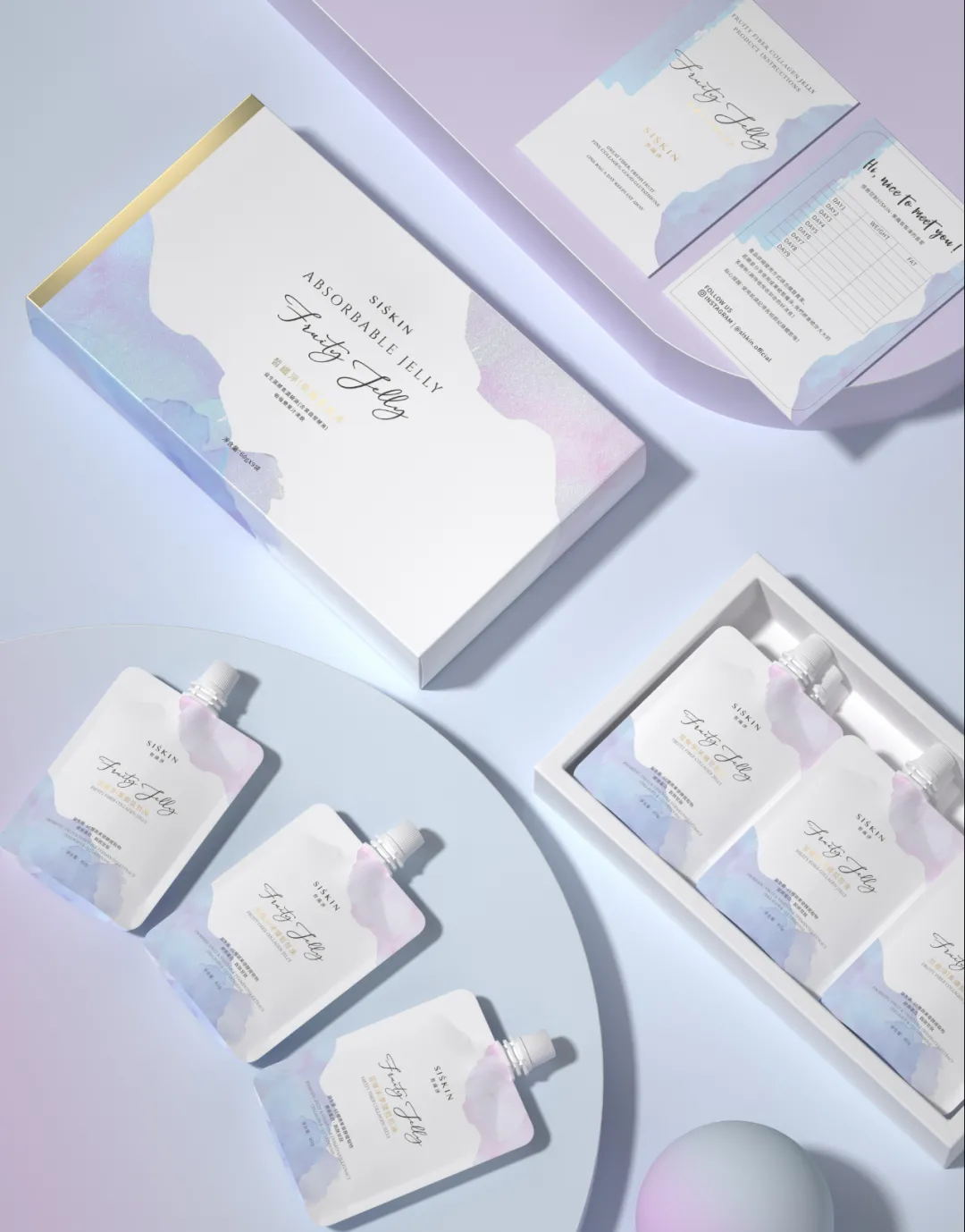 图片来源：Hellolinkvip   设计：Hellolink 品牌设计颜究院在包装配色上，采用粉紫、粉蓝等渐变的颜色营造出梦幻的少女感。包装材质上使用银卡纸印色加强质感，渐变处的逆向uv工艺提
