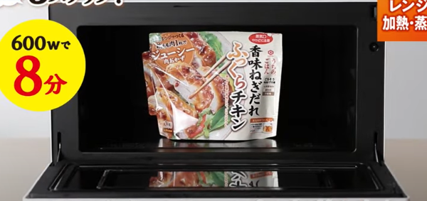 龟甲万微波袋烹调味料放置在微波炉中
