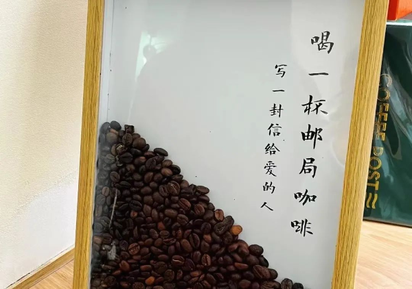 邮局咖啡内的摆件不乏文艺气息