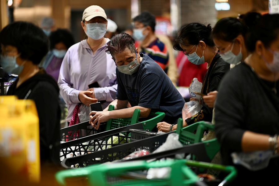 4月25日，北京市朝阳区小关街道，市民在生鲜超市排队结账