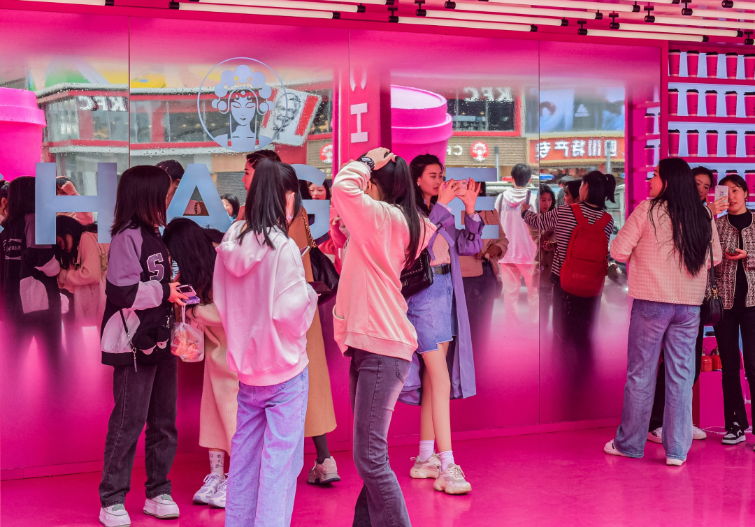 曝光量3亿+,门店热销,霸王茶姬用“色彩营销”出圈了!-FoodTalks全球食品资讯