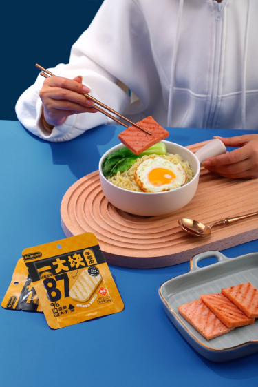 一大块午餐肉