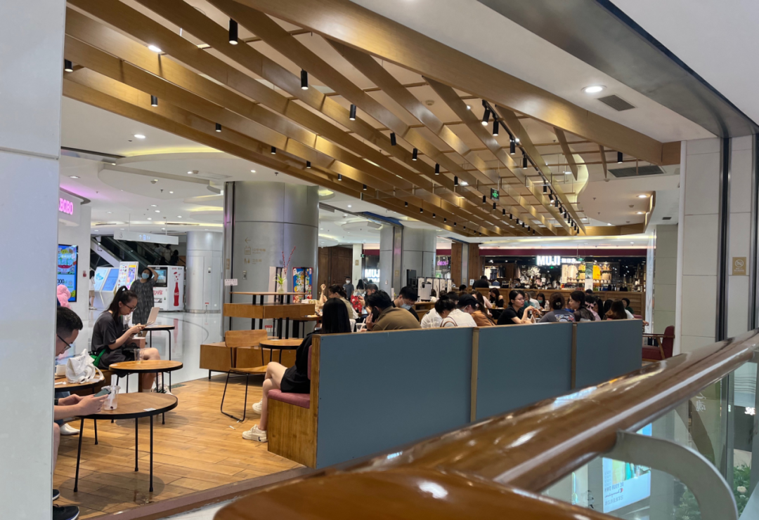 探访中式茶饮品牌「煮葉」：星巴克模式打造标准化空间-FoodTalks全球食品资讯
