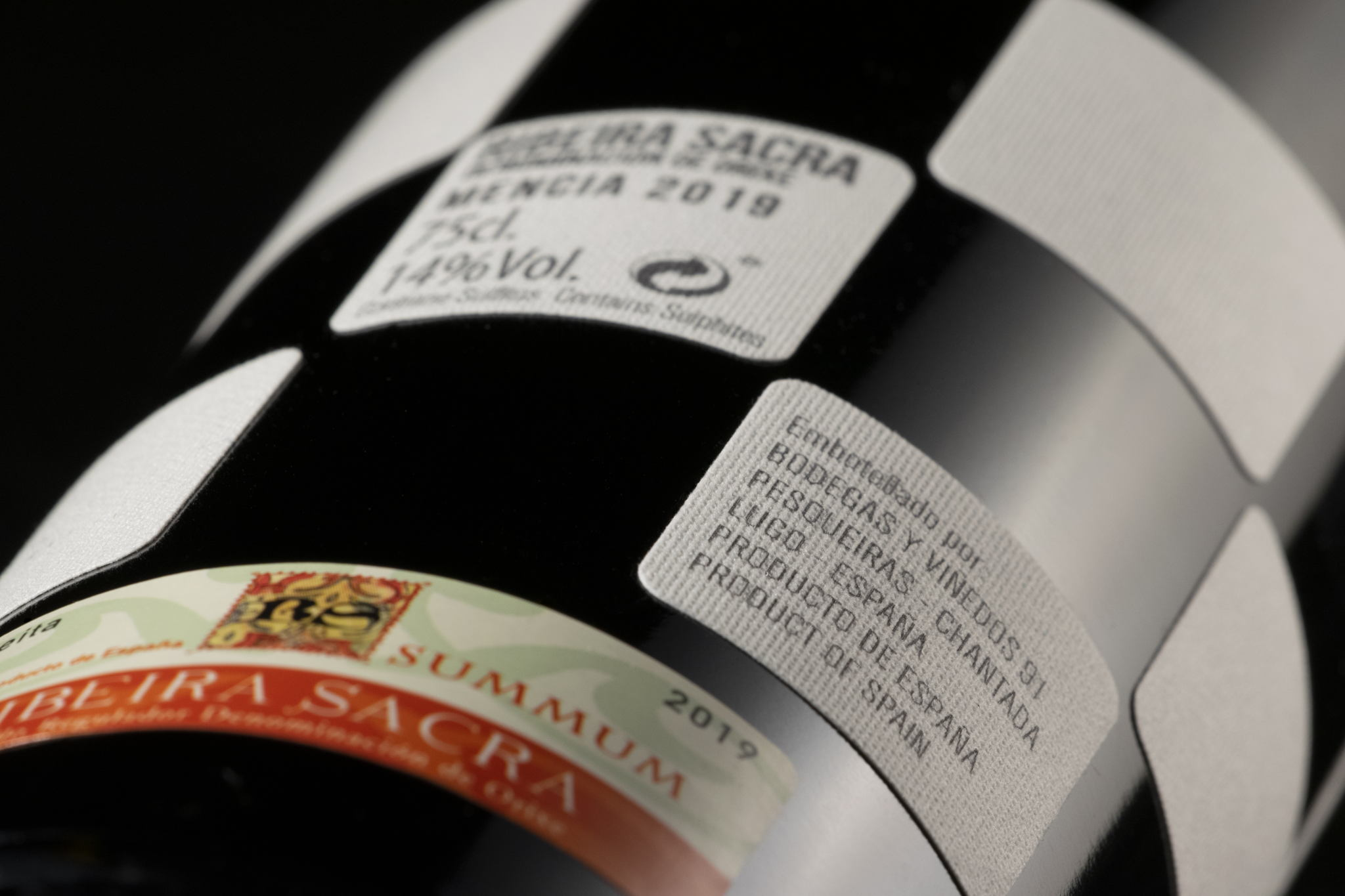 91 Checkmate 视觉触觉两手抓,绒毛棋盘格爬上「葡萄酒」酒瓶 | 食装 - 91 Checkmate Wine-FoodTalks全球食品资讯