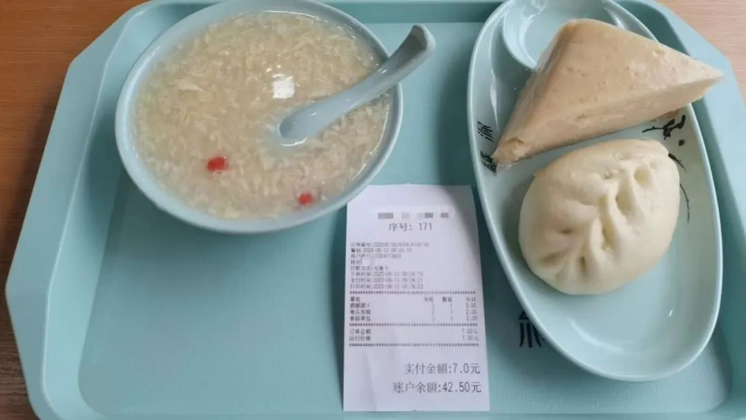 孟予在社区食堂吃的早餐，共计七元钱