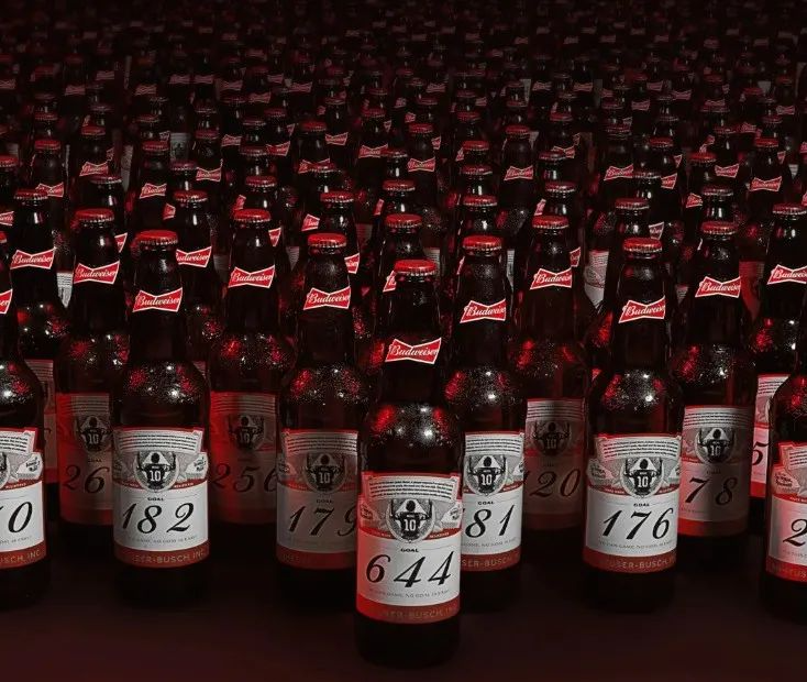 百威为梅西破纪录定制的644瓶啤酒