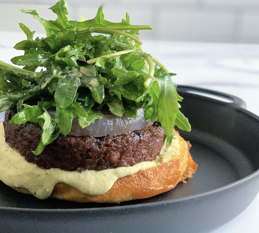 使用black sheep foods产品制成的汉堡