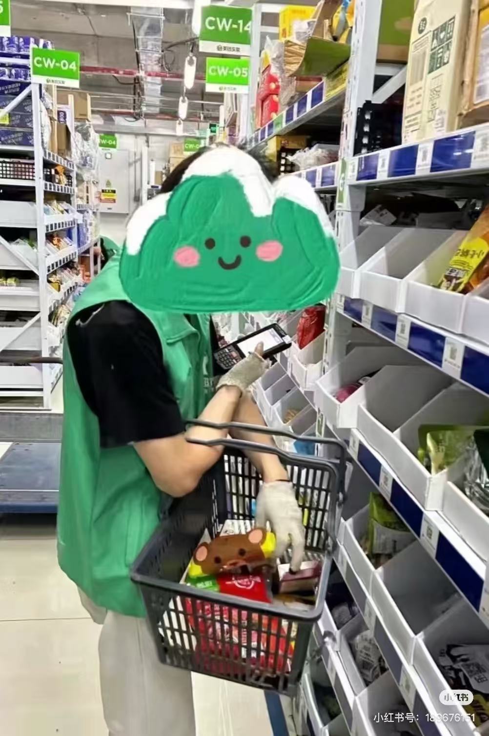 小象超市分拣员分拣商品
