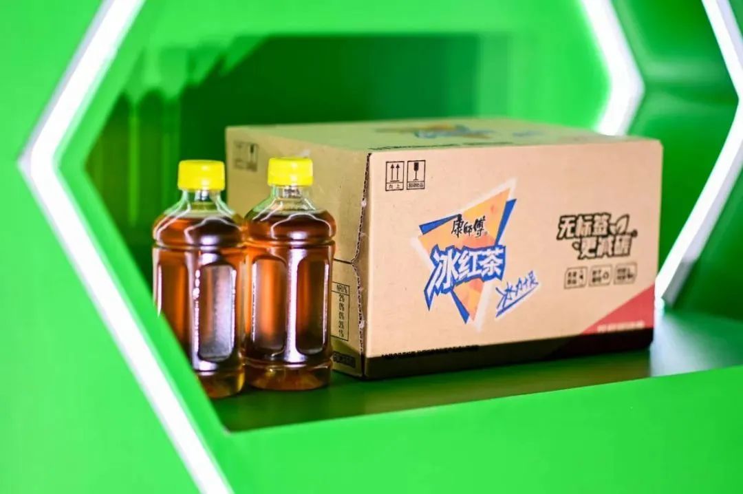 康师傅无标签冰红茶产品信息只能在纸箱上看见