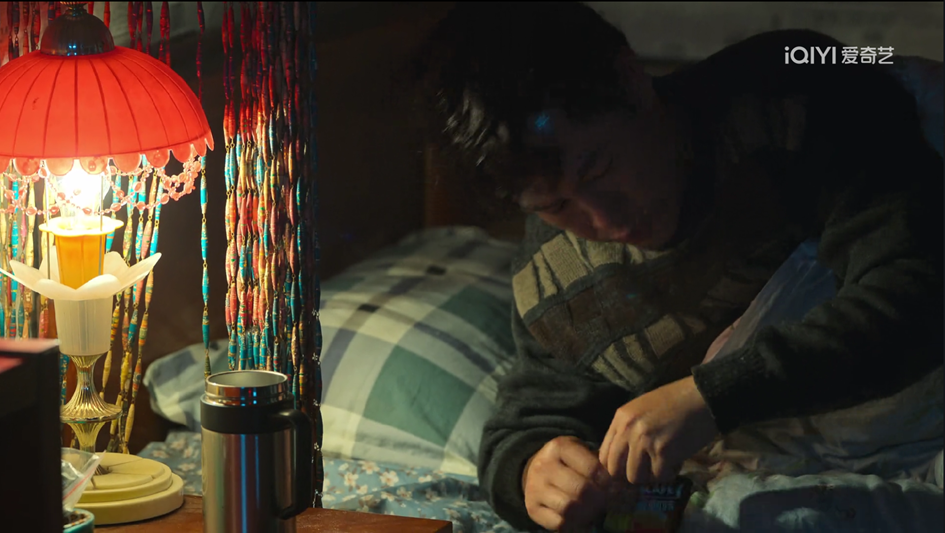 剧中第一次出现高启强嚼咖啡(笔者盲猜是雀巢)