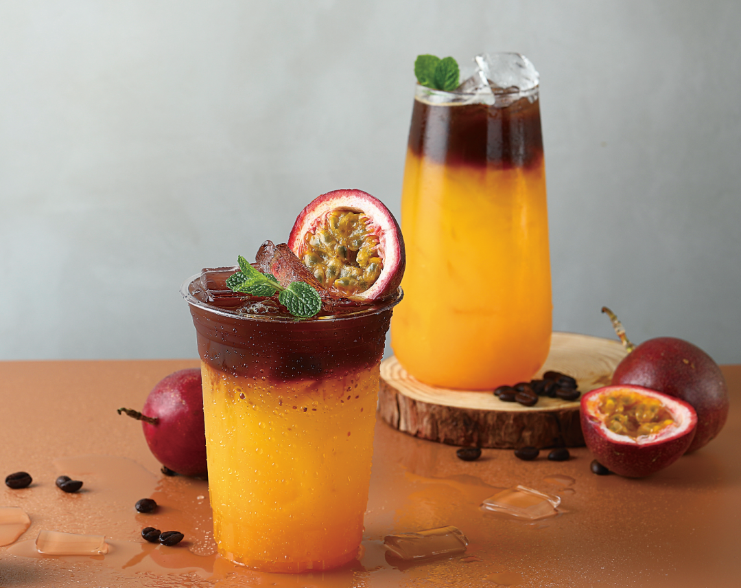 黑白春夏饮品百香果摇摇冰咖