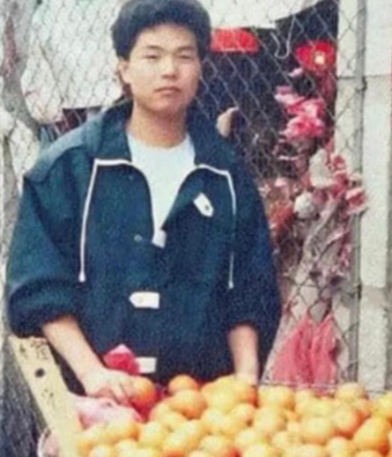 林晓毅早年在街头贩卖水果