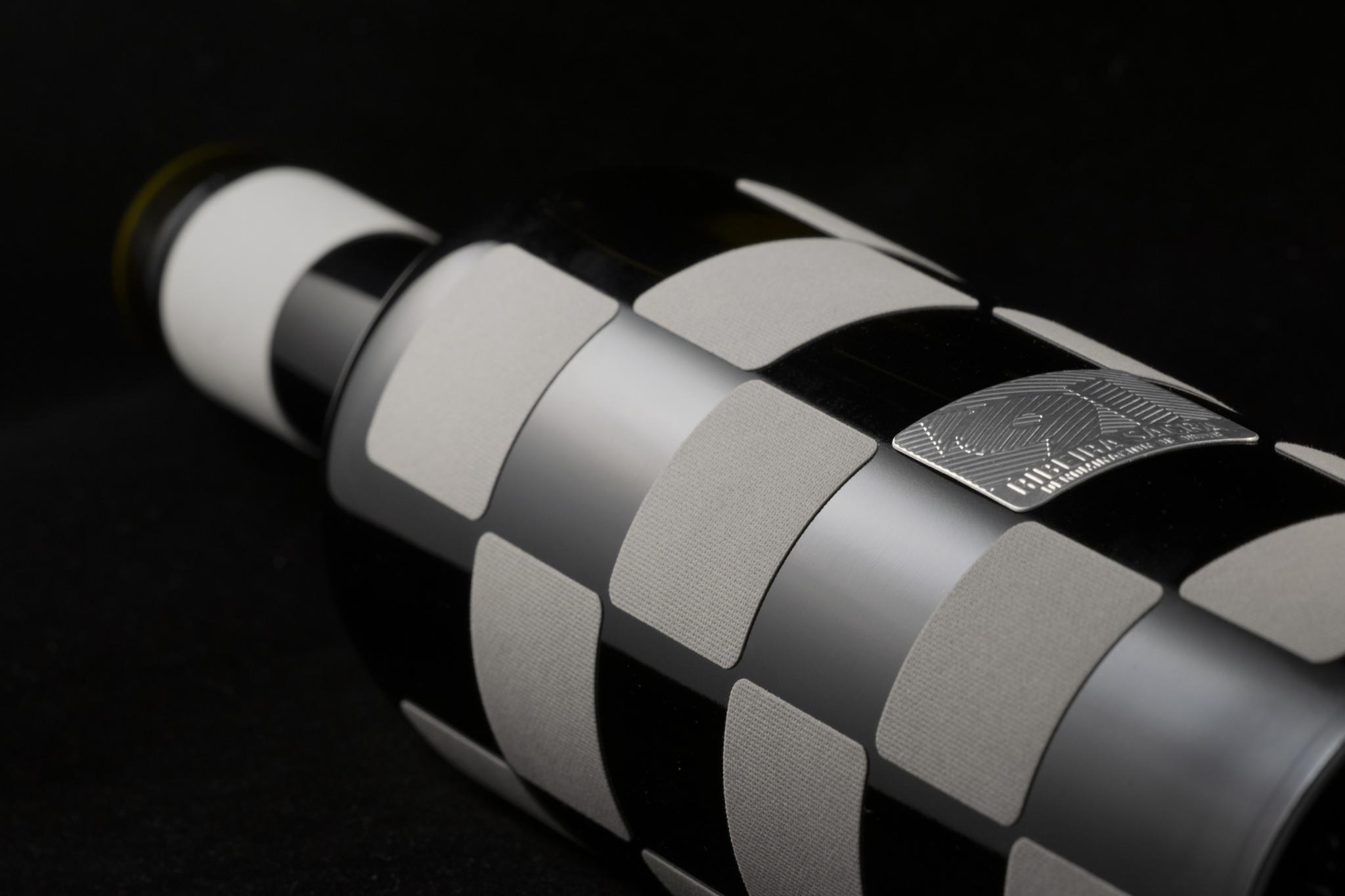 91 Checkmate 视觉触觉两手抓,绒毛棋盘格爬上「葡萄酒」酒瓶 | 食装 - 91 Checkmate Wine-FoodTalks全球食品资讯