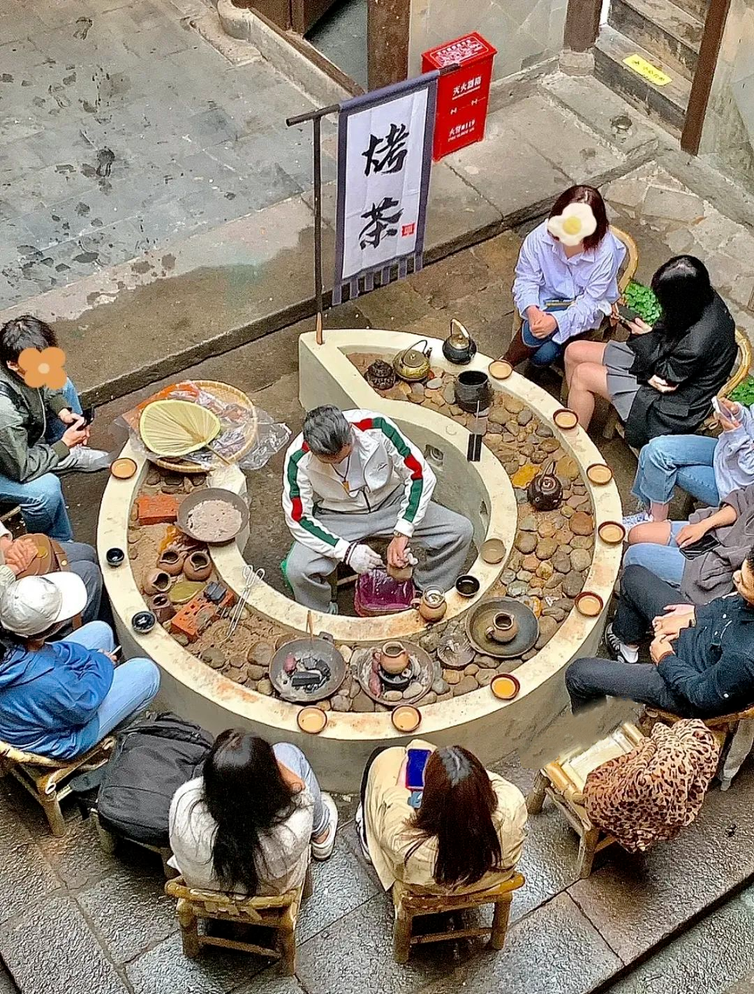 上海的马路牙子,坐满吃“天价”汉堡的年轻人-FoodTalks