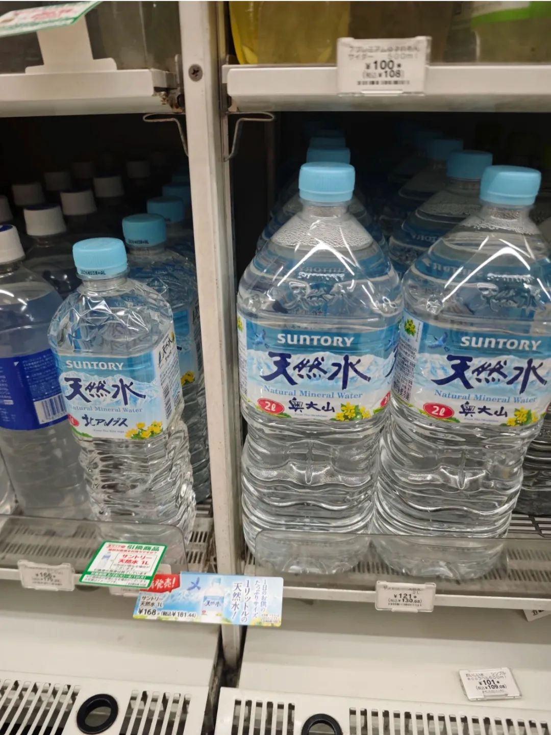 便利店中的2L三得利天然水，比1L和550mL都更便宜