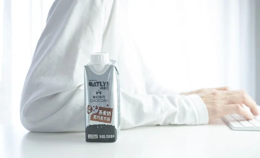 OATLY x 每日黑巧「黑巧克力味燕麦奶」