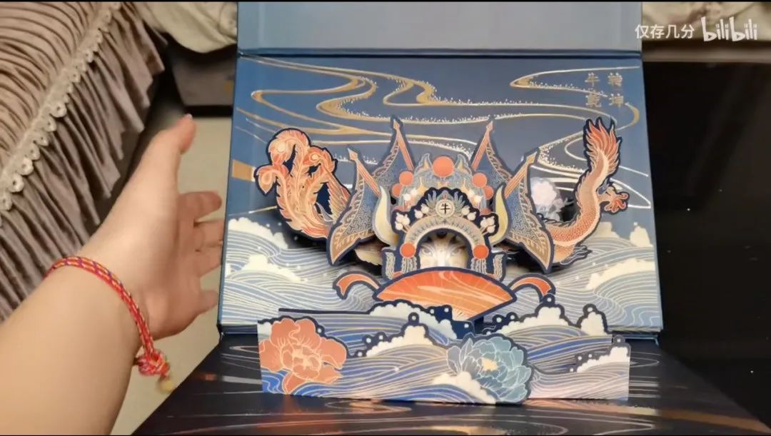 三只口红的包装盒
