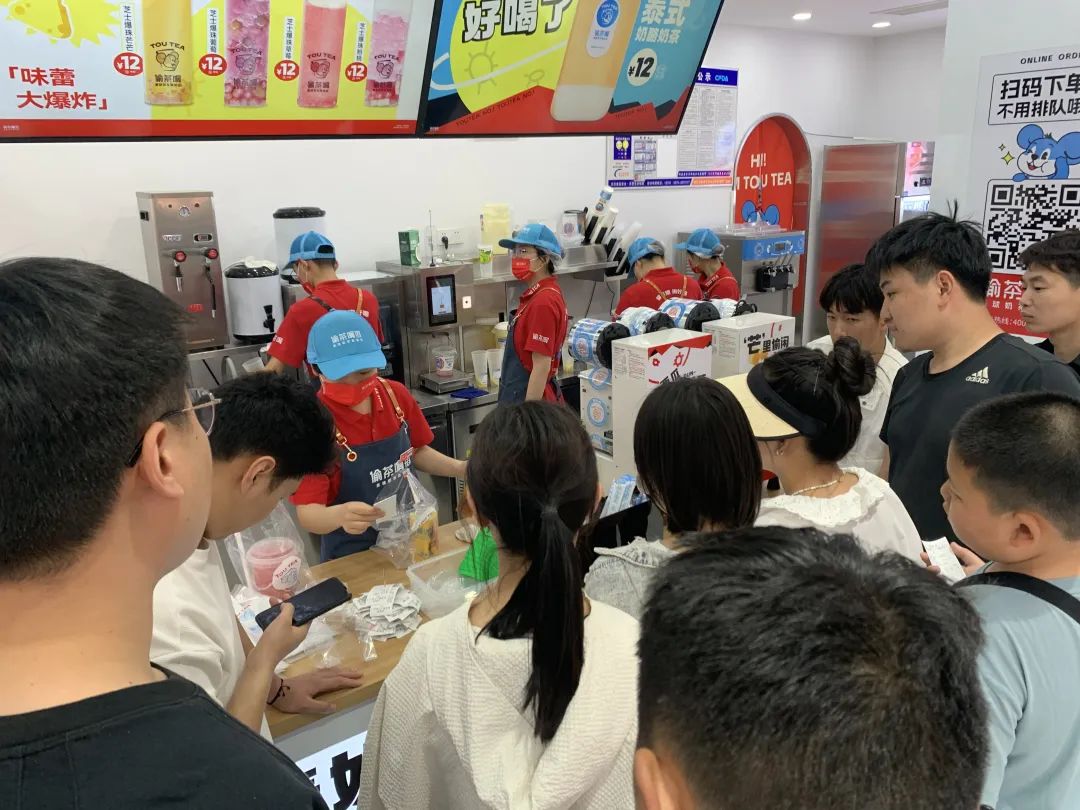 “行业爆款砍半价”,它在下沉市场卖奶茶,单店最高日收3万!-FoodTalks全球食品资讯