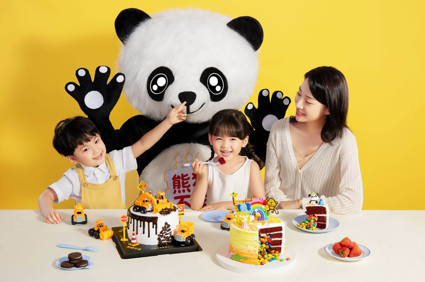 旅日大熊猫旦旦庆祝25岁生日 收获冰蛋糕礼物吐舌卖萌