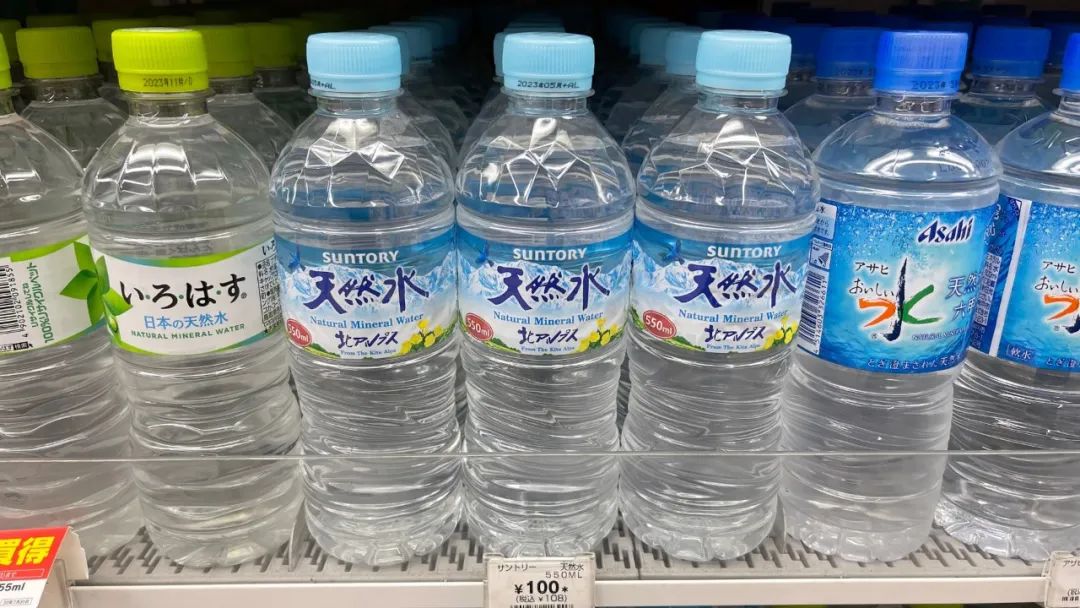日本便利店售价108日元（含税）550mL的三得利天然水