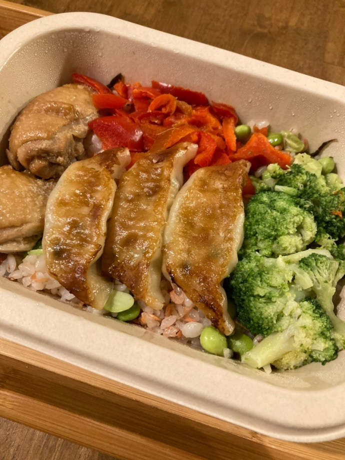 加热后的日本 冷冻盒饭 产品