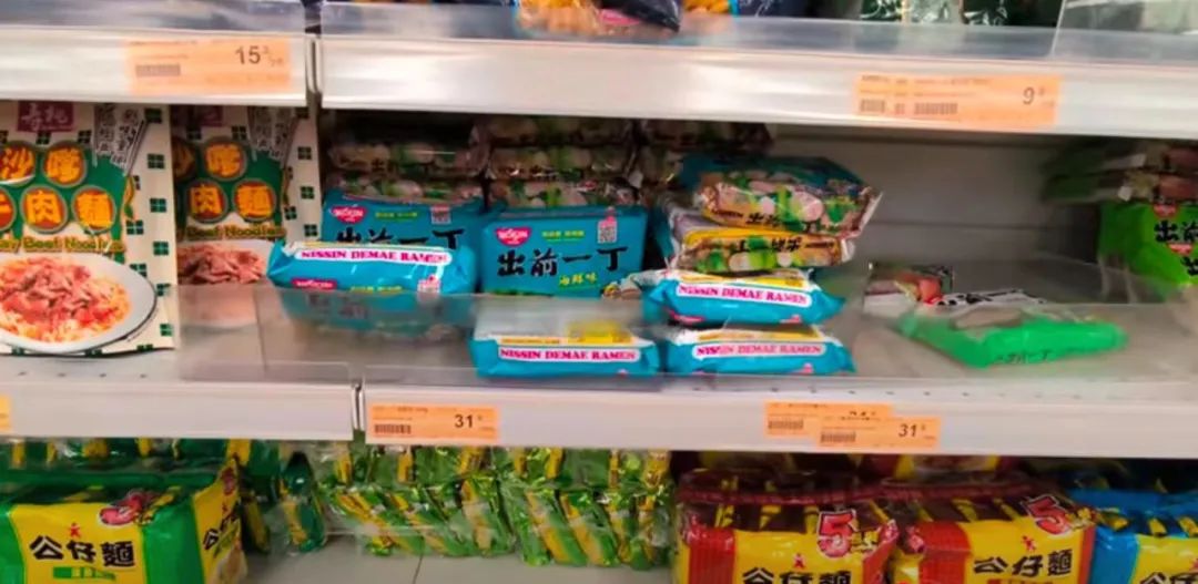 佳宝超市方便面货架
