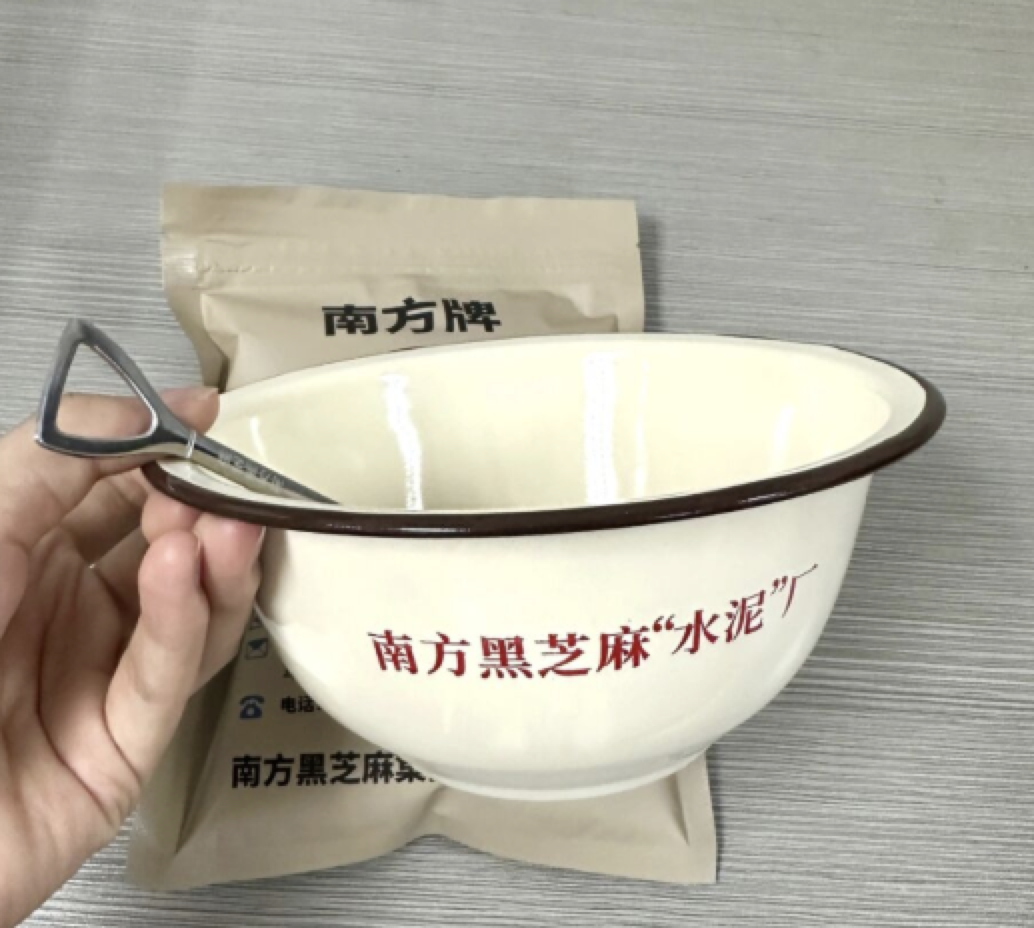 水泥盆和搅拌铲周边