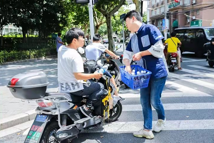在上海的街头，盐汽水经常作为爱心消暑饮料发放