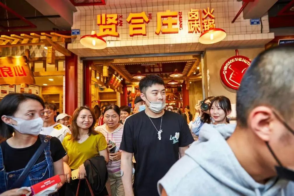 公开资料显示,贤合庄是由陈赫等艺人合伙投资成立的火锅品牌,于2015年