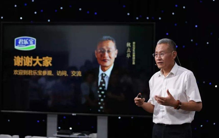 君乐宝总裁魏立华在发表讲话图片来源：中国传媒大学广告学院官网