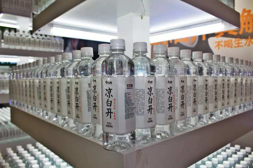 随着行业发展,如今国内的瓶装水市场,农夫山泉,怡宝,百岁山,康师傅