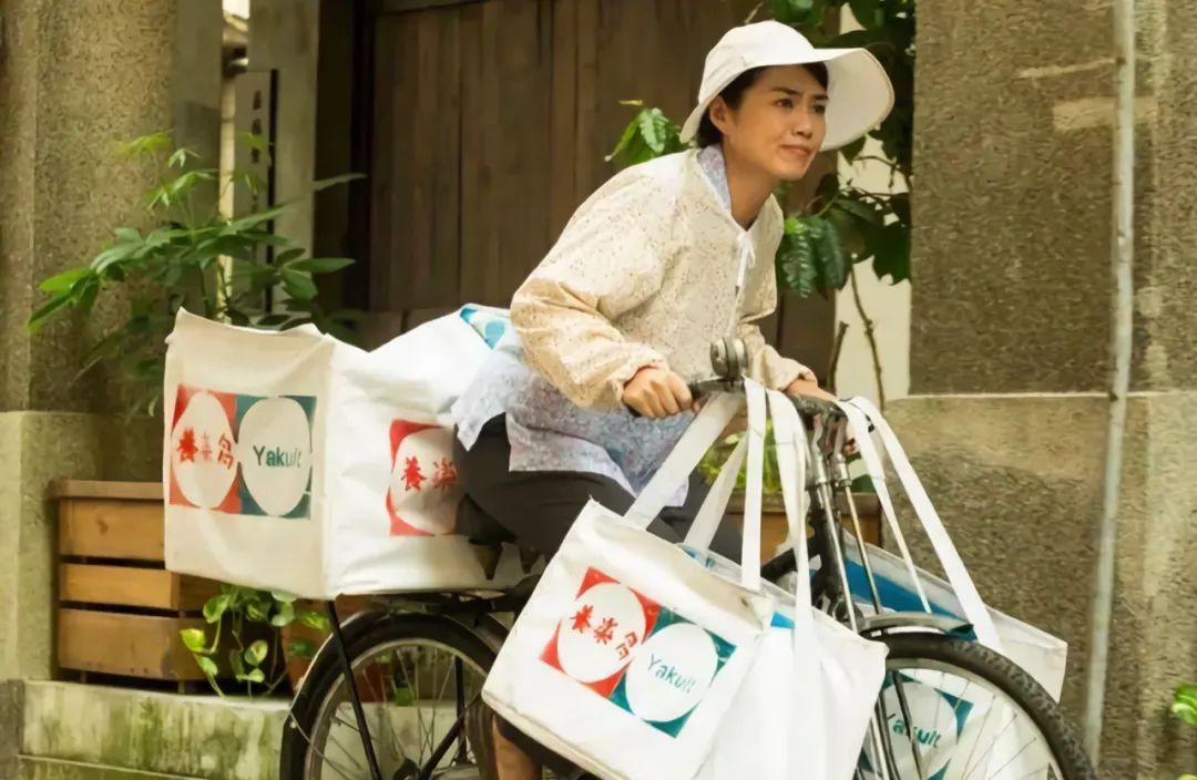 在日本本土，“养乐多妈妈”成为养乐多销售体系中除了商超等传统渠道以外的核心渠道。以日本为例，2018 财年“养乐多妈妈”的销售收入占据日本地区总销售收入的51.4%，而商超渠道的占比则是48.6%。